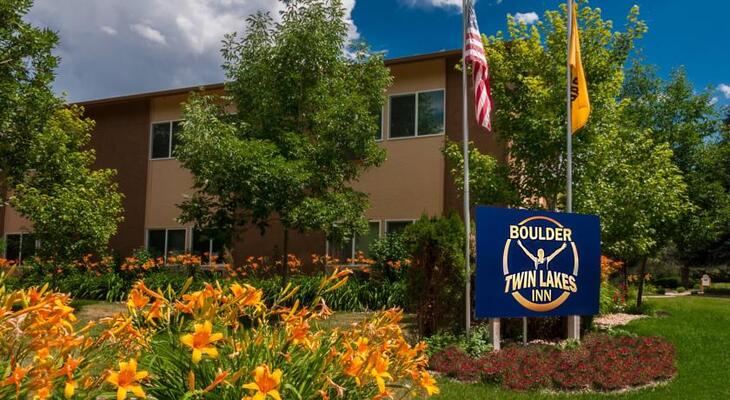 Boulder Twin Lakes Inn
