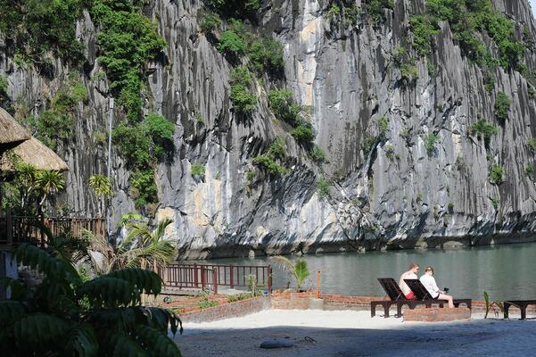 Cat Ba Sandy Beach Resort
