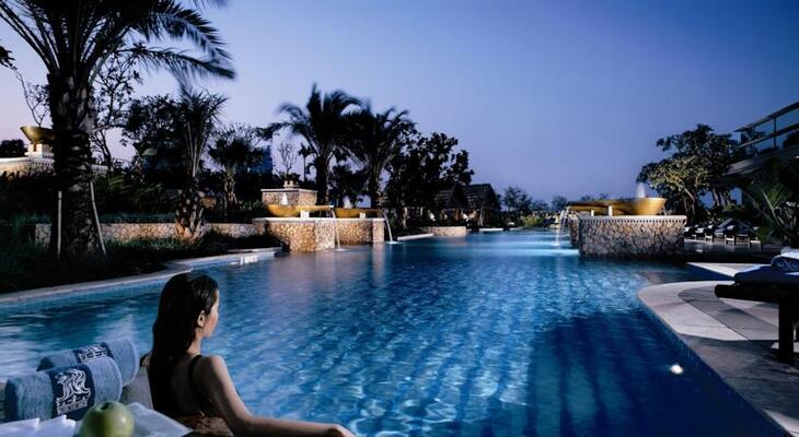 The Ritz-Carlton Jakarta, Mega Kuningan