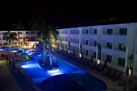 La Isla Huatulco & Beach Club