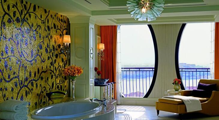 The Ritz-Carlton Abu Dhabi, Grand Canal