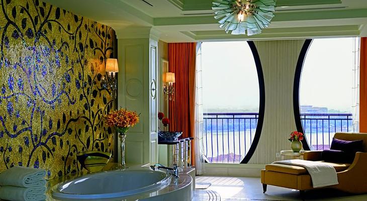 The Ritz-Carlton Abu Dhabi, Grand Canal