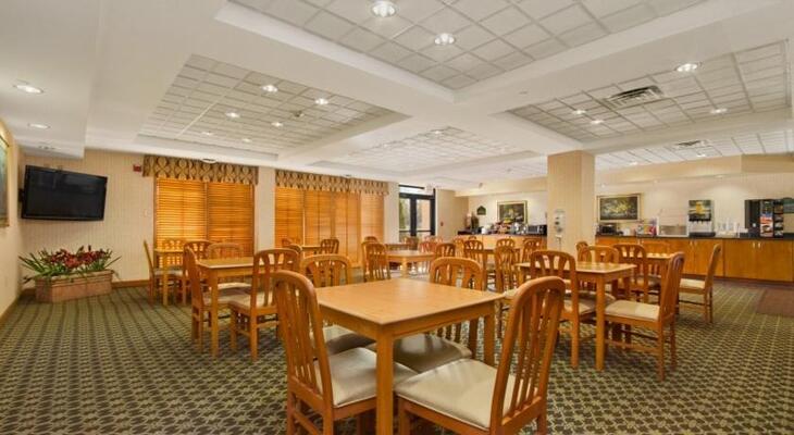 La Quinta Inn & Suites by Wyndham Raleigh Downtown North