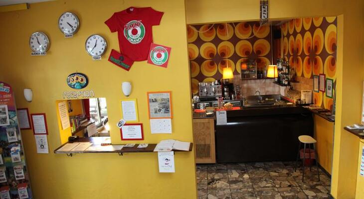 Sunflower City Backpacker Hotel & Bar