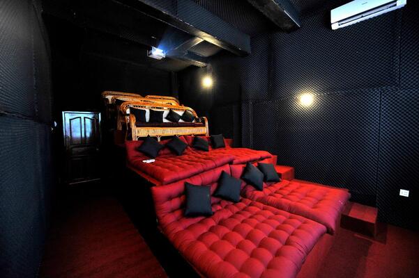 11 Happy Backpackers