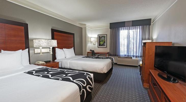 La Quinta Inn & Suites by Wyndham San Antonio Airport