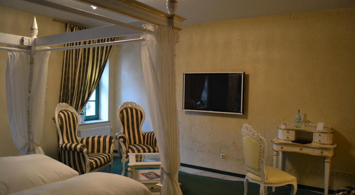 Backstage Hotel