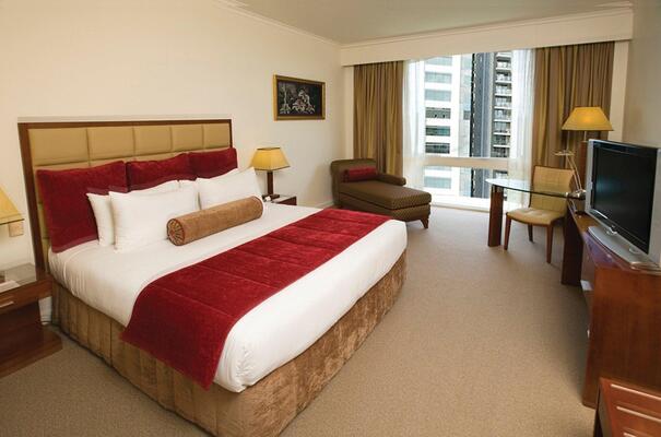 Royal On The Park Hotel & Suites