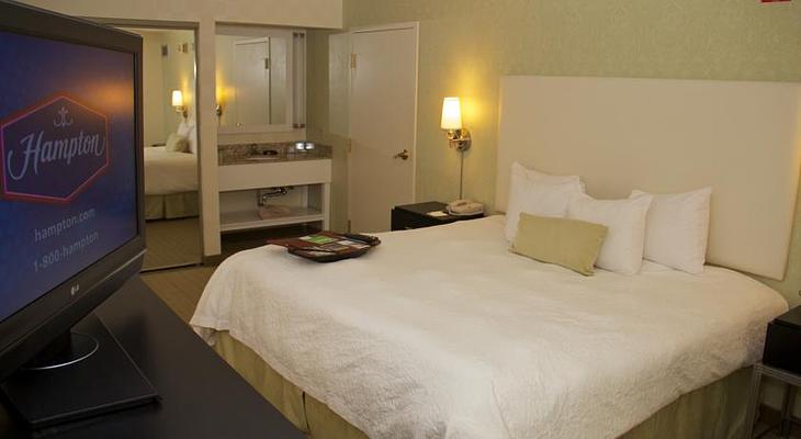 Hampton Inn & Suites Chicago-Downtown