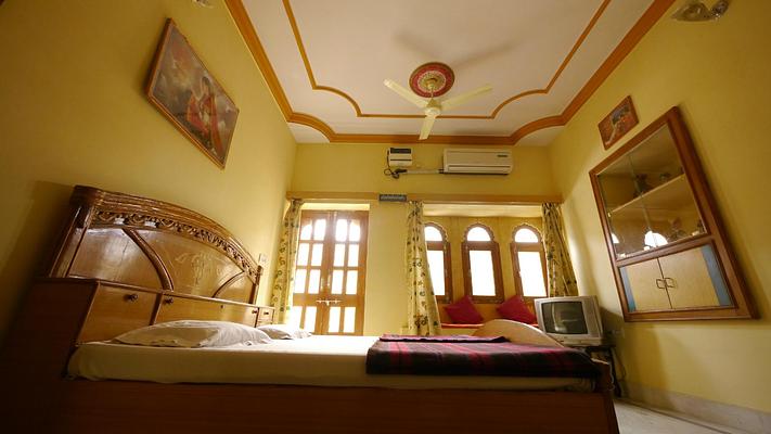 Hotel Roop Mahal