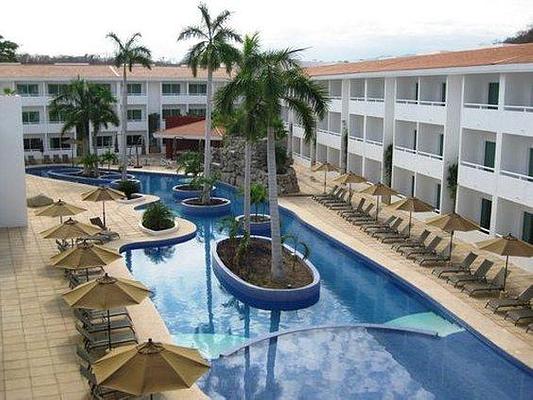 La Isla Huatulco & Beach Club