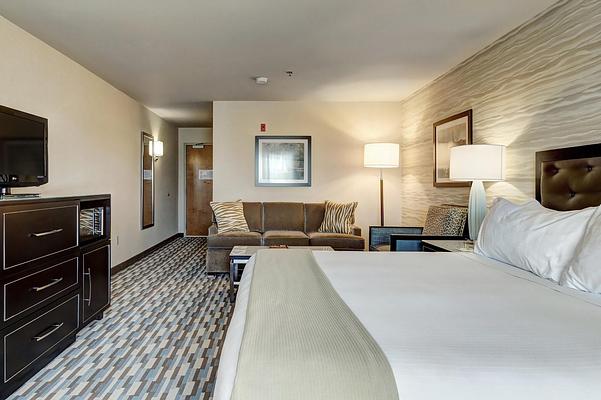 Holiday Inn Express & Suites Warwick-Providence (Airport), an IHG Hotel