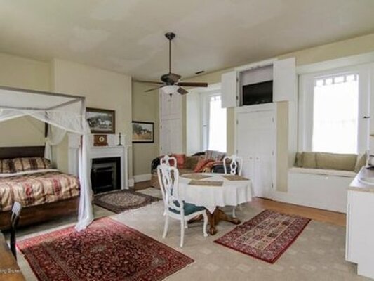 The 1796 Bashford Manor Inn