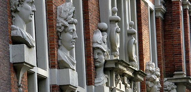 Embassy of the Free Mind - Huis Met de Hoofden
