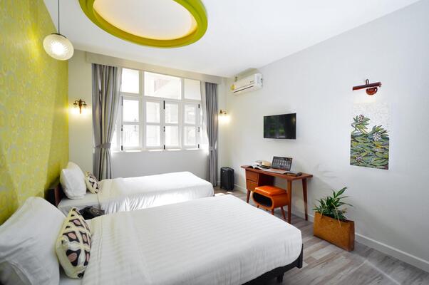 RetrOasis Hotel