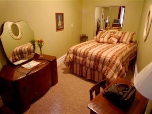 Old Chicago Inn featuring Room 13