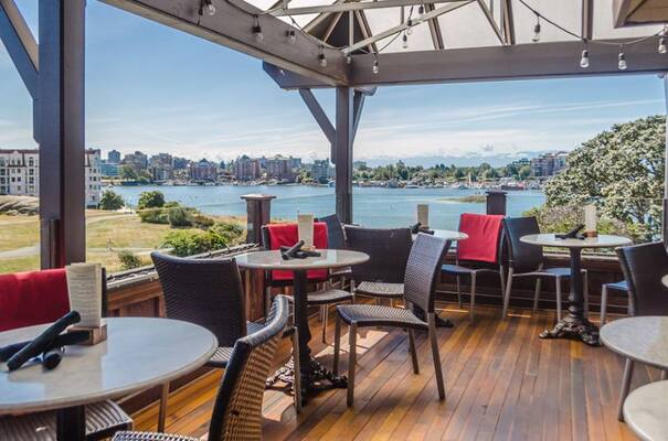 Spinnakers Brewpub and Guesthouses