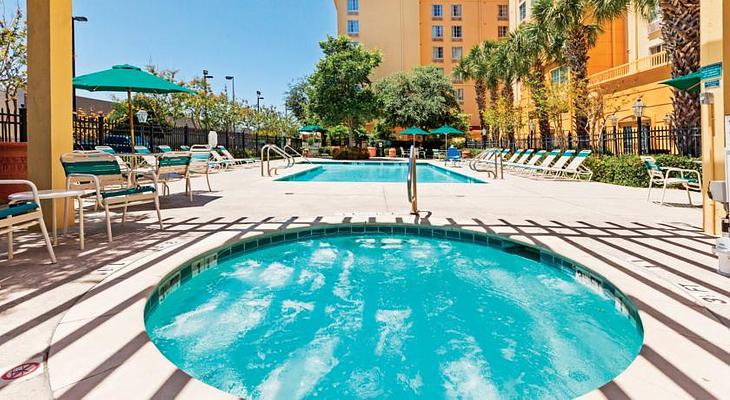 La Quinta Inn & Suites by Wyndham San Antonio Airport
