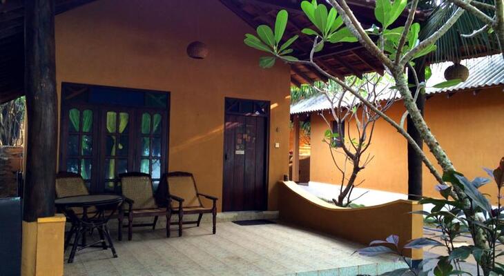 Mambo's Arugambay Hotel