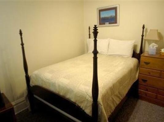 Old Chicago Inn featuring Room 13