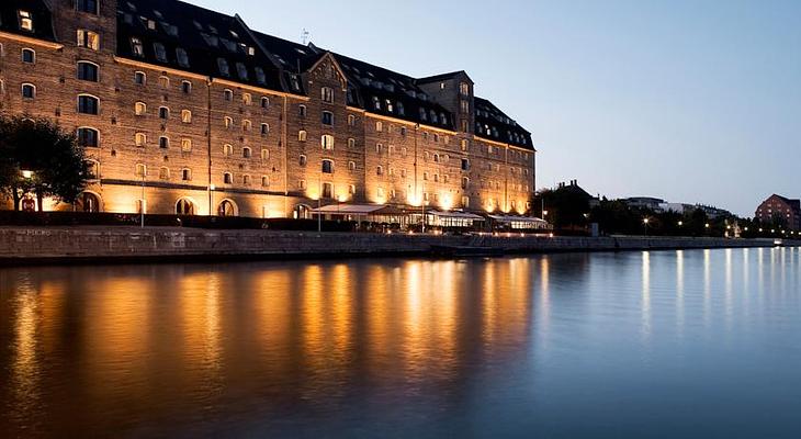 walk in shower - but no soap/shampoo holder - and very slippery. But good  sprays. - Picture of Copenhagen Admiral Hotel - Tripadvisor