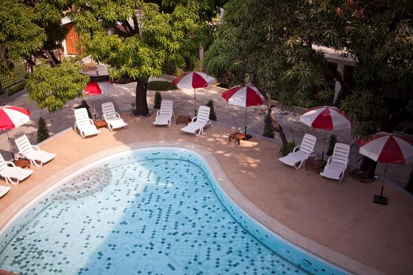 RetrOasis Hotel