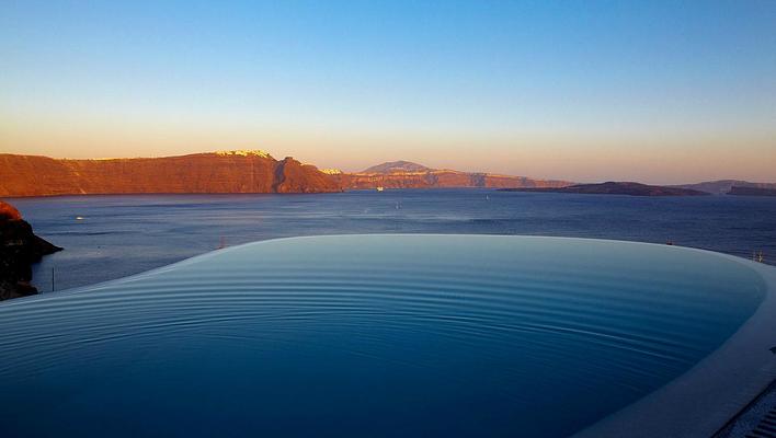 Pezoules of Oia