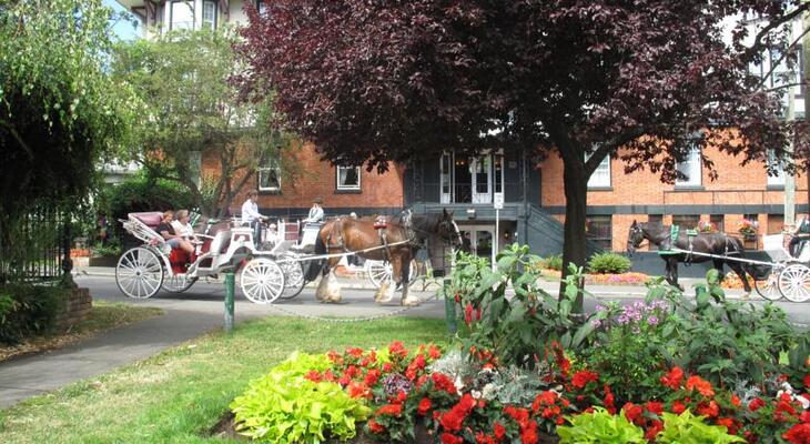 James Bay Inn Hotel, Suites & Cottage