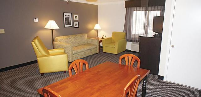 La Quinta Inn & Suites by Wyndham Cleveland - Airport North