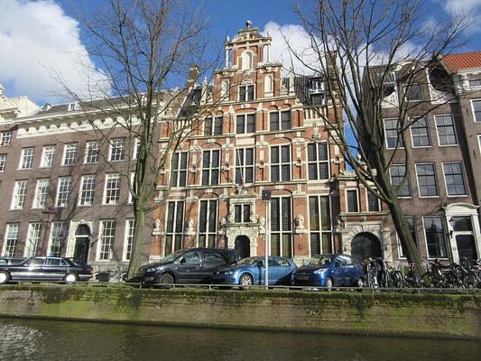 Embassy of the Free Mind - Huis Met de Hoofden
