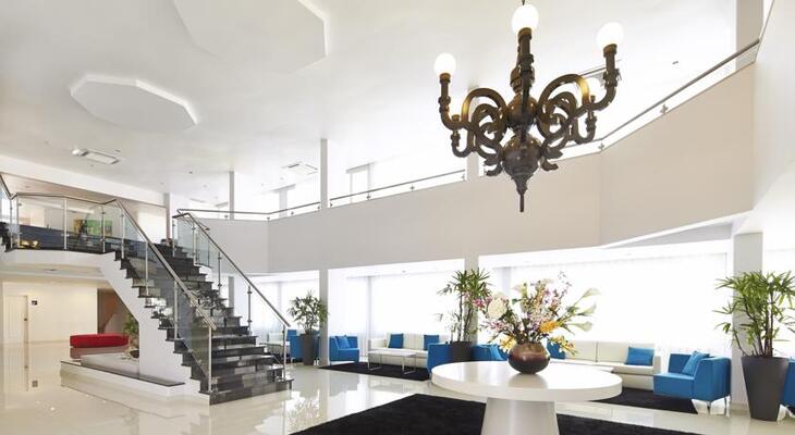Luna Miramar Club