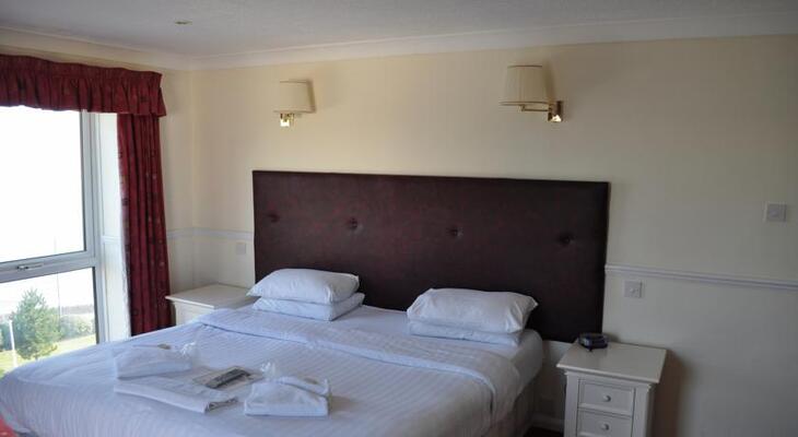 Waters Edge Hotel