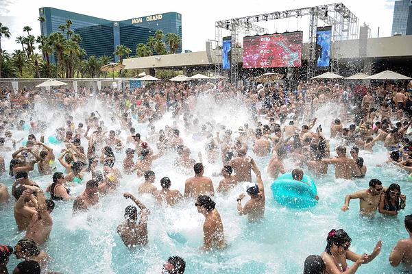 Las Vegas hotels for pool parties - Telegraph Travel