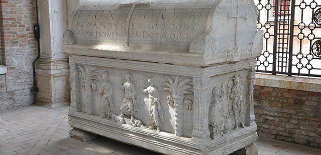 Dante's tomb and Quadrarco of Braccioforte