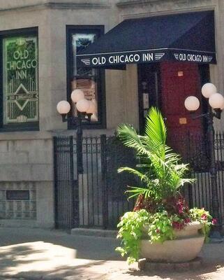 Old Chicago Inn featuring Room 13