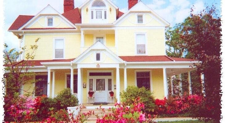 Blooming Garden Inn and Holly House