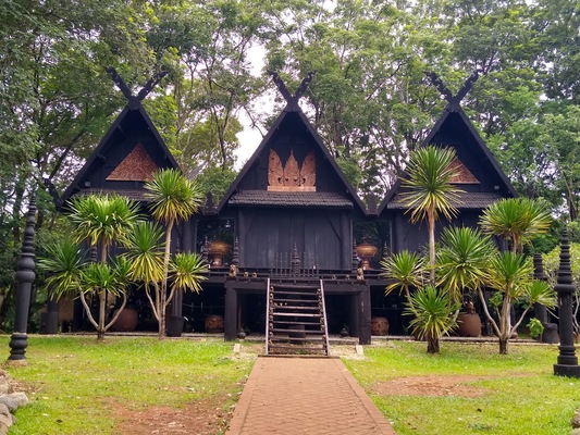 Baan Dam Museum