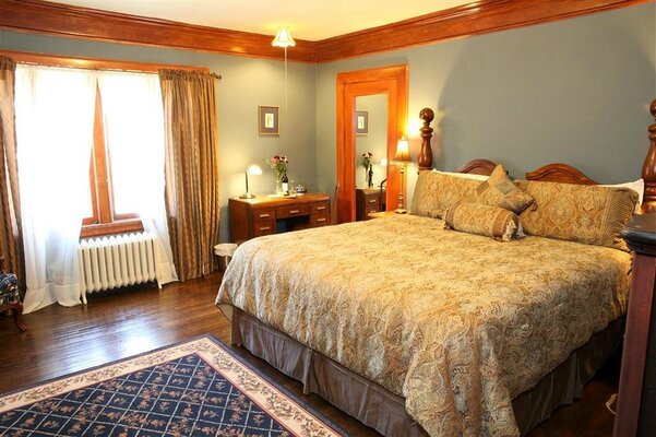 The Leonard at Logan House Bed & Breakfast