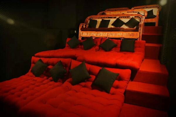 11 Happy Backpackers