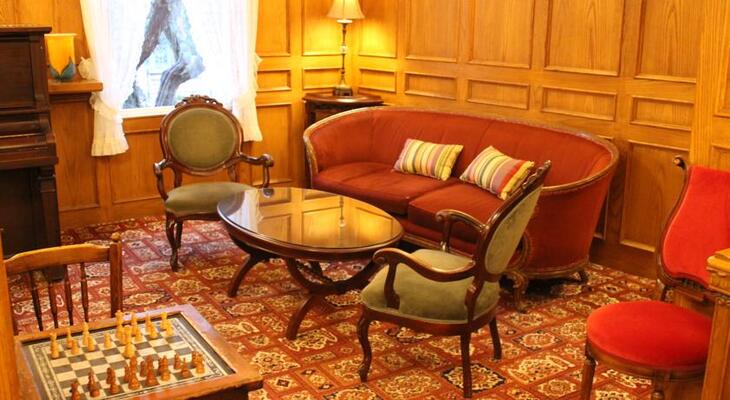 James Bay Inn Hotel, Suites & Cottage