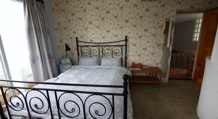 Oia Cafe B&B