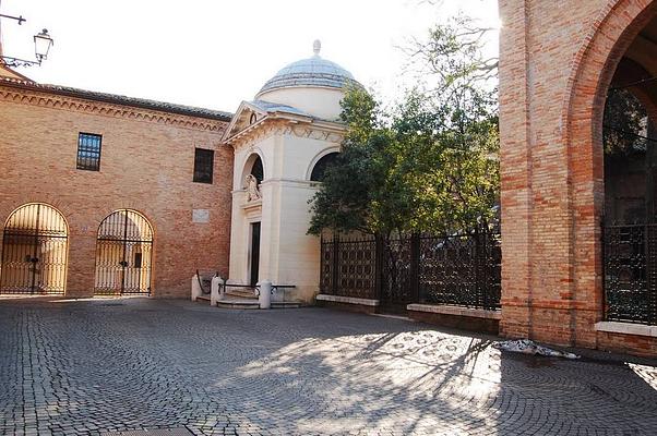 Dante's tomb and Quadrarco of Braccioforte