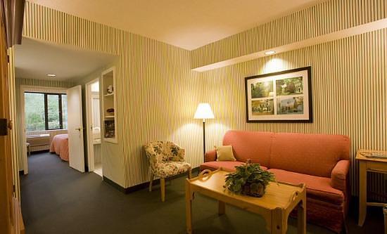 Williamsburg Woodlands Hotel & Suites, an official Colonial Williamsburg Hotel