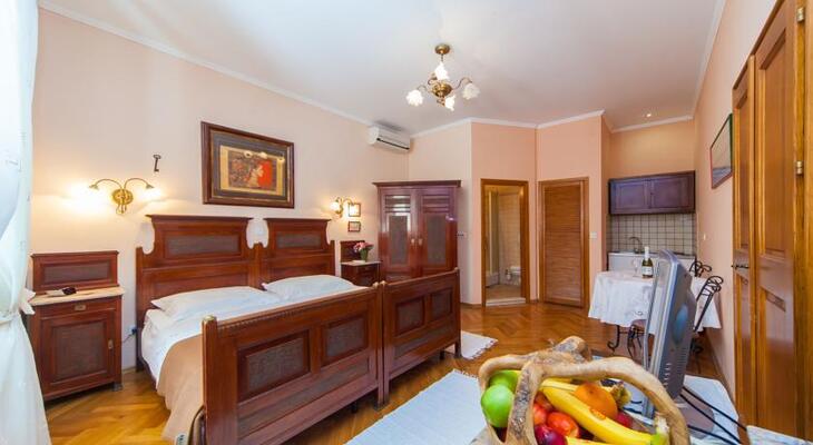 Amoret Apartments