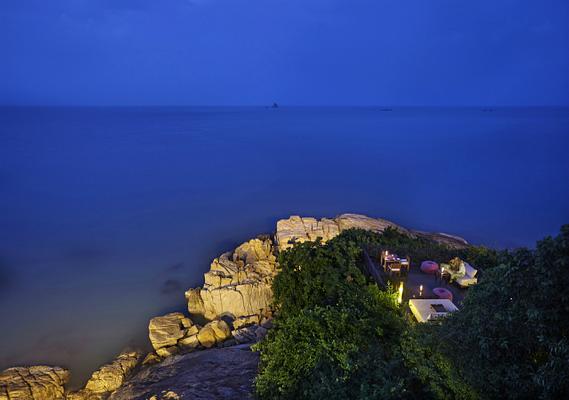 Dining on the Rocks