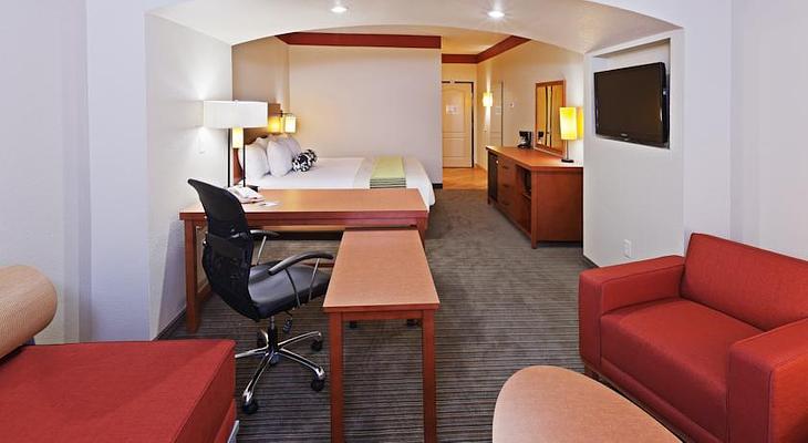 La Quinta Inn & Suites by Wyndham Dallas Love Field