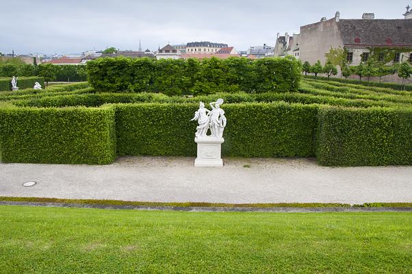 Schönbrunn Palace vs Belvedere Palace ! Which of these two palaces