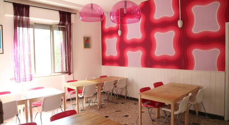 Sunflower City Backpacker Hotel & Bar
