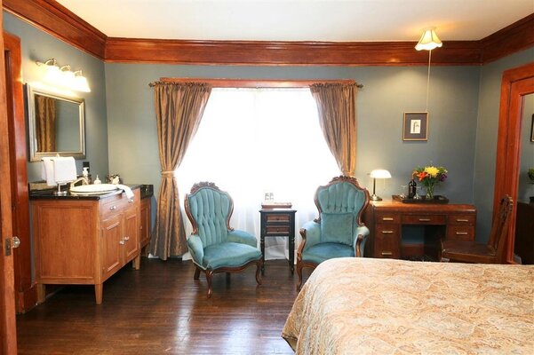 The Leonard at Logan House Bed & Breakfast
