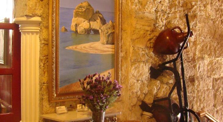 Kiniras Hotel